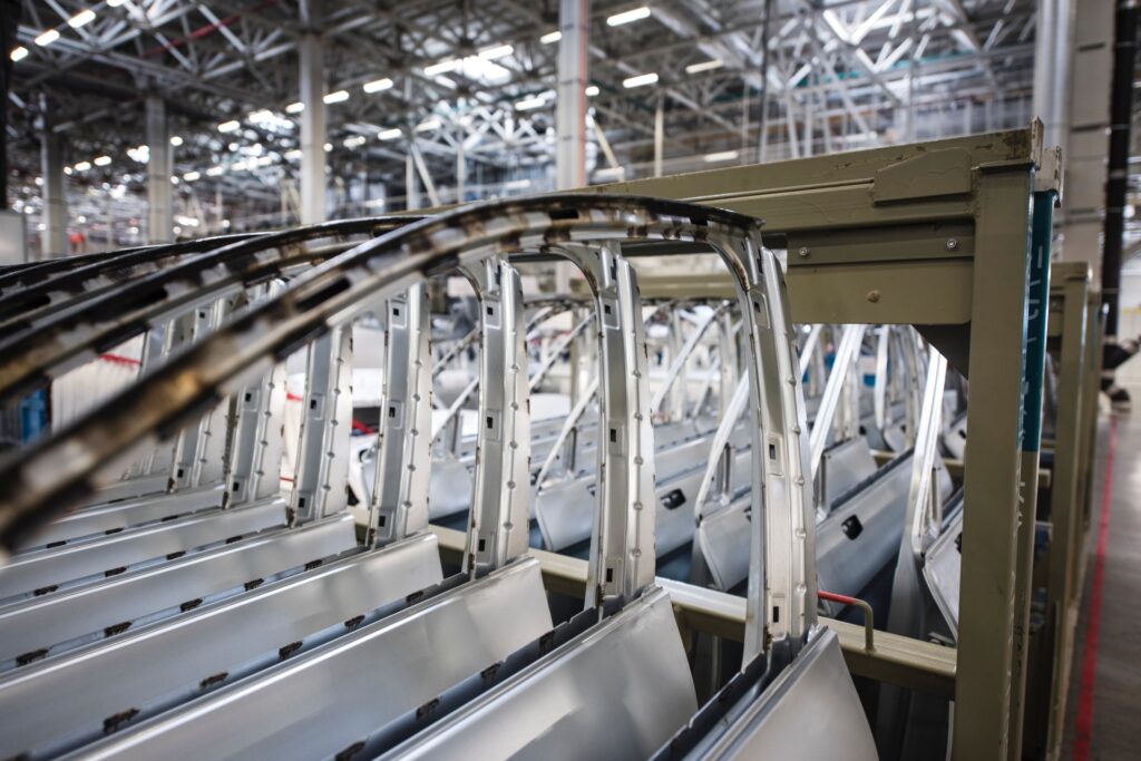 Mengurangi supply chain lead time bisa dilakukan dengan consolidate suppliers.