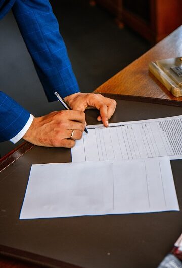Spot Purchasing vs. Contracts: Which is the Right Choice for Your Raw Material Needs?