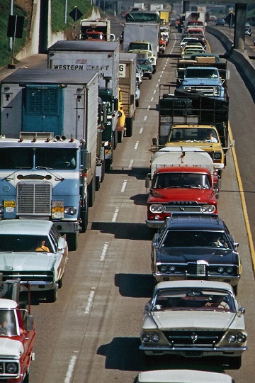 Optimizing Delivery Efficiency: The Pros and Cons of Fixed Routes and Real-Time Adaptation